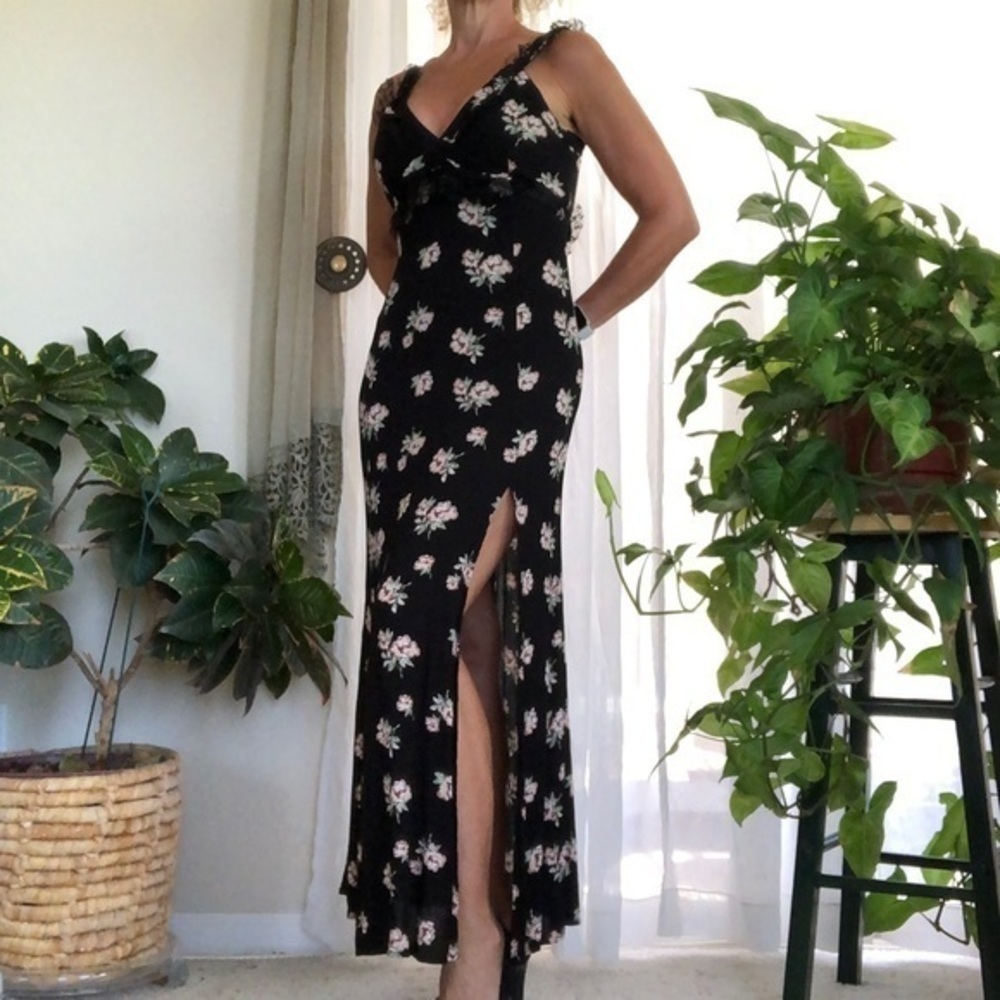 Very J Black Floral Maxi Dress Fully Lined Side Slit Lace Ruffles Size Small - Picture 3 of 7